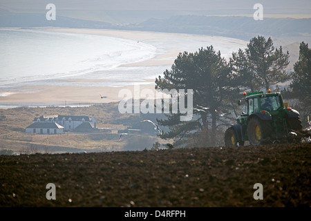 Frühling bei Feldern mit Blick auf Lunan Bay pflügen. Montrose. East Coast Schottland, Vereinigtes Königreich Stockfoto