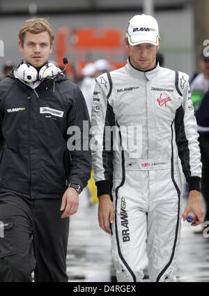 Britische Formel1-Fahrer Jenson Button Brawn GP führt durch das Fahrerlager nach dem Zeittraining auf Jose Carlos Pace Rennstrecke in Interlagos bei Sao Paulo, SP, Brasilien, 17. Oktober 2009. Button wurde Fünfter in der Formel 1 Grand Prix von Brasilien am 18. Oktober 2009 genug, Formel-1-Weltmeister zu werden. Foto: Jan Woitas Stockfoto