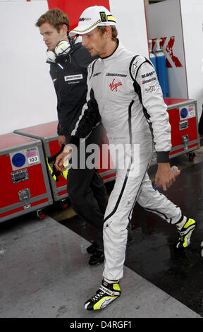 Britische Formel1-Fahrer Jenson Button Brawn GP führt durch das Fahrerlager nach dem Zeittraining auf Jose Carlos Pace Rennstrecke in Interlagos bei Sao Paulo, SP, Brasilien, 17. Oktober 2009. Button wurde Fünfter in der Formel 1 Grand Prix von Brasilien am 18. Oktober 2009, genug, um Formel-1-Weltmeister geworden. Foto: Jan Woitas Stockfoto