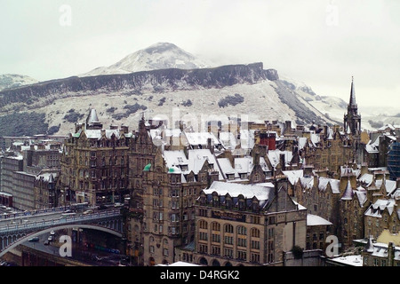 die Brücken und Arthurs Seat im Schnee Stockfoto