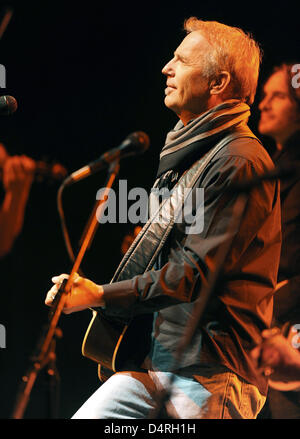 US-Schauspieler und Musiker Kevin Costner führt bei einem Konzert mit seiner Band? Modernen Westen? bei den Musicaltheatre in Bremen, Deutschland, 20. Oktober 2009. Es war die Band? s einziges Konzert in Deutschland. Foto: Ingo Wagner Stockfoto