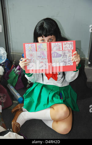 Ein Cosplayer stellt auf der Buchmesse in Frankfurt Main, Deutschland, 17. Oktober 2009. Cosplayer sind große Fans von japanischen Comics und Cartoons und versuchen, ihre Helden von Manga und Anime von putzt sich wie sie in selbstgemachten Kostüme zu imitieren. Cosplayer treffen sich regelmäßig auf den sogenannten Conventions, Japan-bezogene Ereignisse, Manga-Festivals, der Buchmesse und Fotoshootings. Die meisten von Ihnen Stockfoto