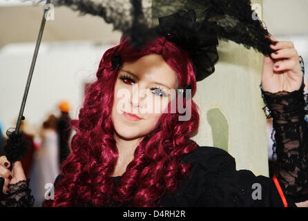 Ein Cosplayer stellt auf der Buchmesse in Frankfurt Main, Deutschland, 18. Oktober 2009. Cosplayer sind große Fans von japanischen Comics und Cartoons und versuchen, ihre Helden von Manga und Anime von putzt sich wie sie in selbstgemachten Kostüme zu imitieren. Cosplayer treffen sich regelmäßig auf den sogenannten Conventions, Japan-bezogene Ereignisse, Manga-Festivals, der Buchmesse und Fotoshootings. Die meisten von Ihnen Stockfoto