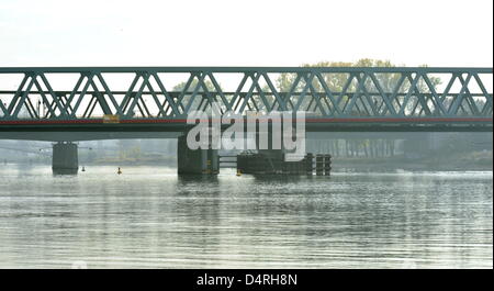 Blick auf die neue Bahn Brücke verbindet Straßburg und Kehl, Deutschland, 22. Oktober 2009. Das letzte Stück wurde eingefügt, um die Brücke von 238 m Länge, 12 Meter Höhe und 3.200 Tonnen Gewicht am selben Tag rund 15 Monate nach dem Beginn der Bauarbeiten. Die 23 Millionen Euro-Brücke ist eine wichtige Strecke auf der Highspeed-Zug-Strecke der französischen Hauptstadt Paris mit südlichen Stockfoto