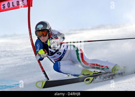 Italienische Skifahrer Denise Karbon in Aktion im zweiten Durchgang des Wettbewerbs im Riesenslalom bei der Ski-WM in Sölden, Österreich, 24. Oktober 2009 gezeigt. Karbon belegte in der Gesamtwertung. Foto: KARL-JOSEF HILDENBRAND Stockfoto