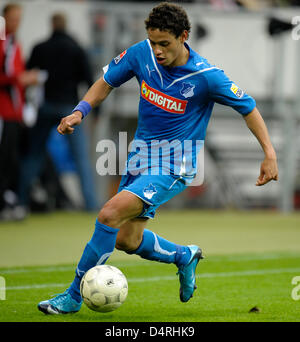 Carlos Eduardo von Hoffenheim führt den Ball während der Bundesliga Spieltag 10 Fußball Krawatte 1899 Hoffenheim Vs FC Nürnberg im Rhein-Neckar-Arena in Sinsheim, Deutschland, 24. Oktober 2009. Hoffenheim gewann 3: 0. Foto: Ronald Wittek Stockfoto