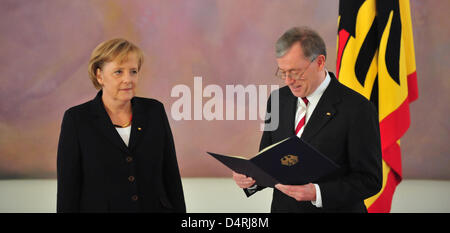 Bundeskanzlerin Angela Merkel empfängt ihre Bescheinigung über die Ernennung von Bundespräsident Horst Köhler im Schloss Bellevue in Berlin, Deutschland, 28. Oktober 2008. 55-j hrige Merkel wurde mit großer Mehrheit von 323 612 Stimmen als Bundeskanzlerin wiedergewählt und führt eine Koalition aus CDU/CSU und FDP. Foto: Klaus-Dietmar Gabbert Stockfoto