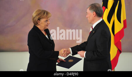 Bundeskanzlerin Angela Merkel empfängt ihre Bescheinigung über die Ernennung von Bundespräsident Horst Köhler im Schloss Bellevue in Berlin, Deutschland, 28. Oktober 2008. 55-j hrige Merkel wurde mit großer Mehrheit von 323 612 Stimmen als Bundeskanzlerin wiedergewählt und führt eine Koalition aus CDU/CSU und FDP. Foto: Klaus-Dietmar Gabbert Stockfoto