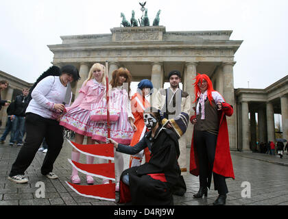 So genannte Cosplayer, die gekleidet sind wie Figuren aus japanischen Comics Pose vor dem Brandenburger Tor in Berlin, Deutschland, 28. Oktober 2009. Sie fördern die? Mega Manga Convention? die wird vom 30. Oktober bis zum 1. November 2009 in Berlin stattfinden. Foto: Alina Novopashina Stockfoto