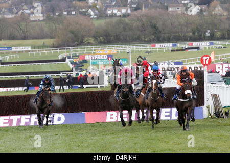 15.03.2013 - Cheltenham; Kapitän Chris, von Richard Johnson (links, blau), Sir-des-Champs, geritten von A P McCoy (Kastanienbraun), The Giant Kropf, geritten von Tom Scudamore (Center, blaue Kappe) und langfristig, geritten von Sam Waley-Cohen (rechts, Orange) den Zaun am Betfred Cheltenham Gold Cup Chase Grade 1 Springen geritten. Bildnachweis: Lajos-Eric Balogh/turfstock.com Stockfoto