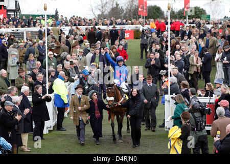 14.03.2013 - Cheltenham; Gewinner-Präsentation mit Cue Card, geritten von Joe Tizzard nach dem Gewinn der Ryanair Chase (registriert als The Festival Trophy Steeple Chase) Klasse 1. Bildnachweis: Lajos-Eric Balogh/turfstock.com Stockfoto