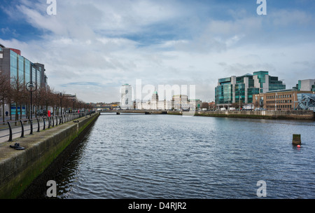 Blick auf den Fluss Liffey, Dublin, von Seán O' Casey Bridge, einschließlich der IFSC Zentrum, Custom House und Liberty Hall Stockfoto