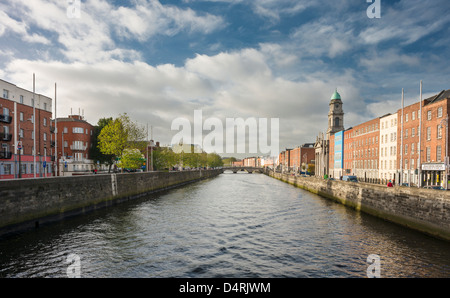 Blick nach Westen entlang dem Fluss Liffey von Matt Talbot Bridge, Liffey Quays, Dublin, Irland Stockfoto