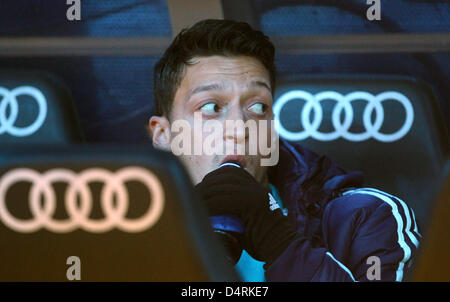 Real Madrids Mesut Oezil wird vor dem spanischen Primera Division-Fußball-Spiel zwischen Real Madrid und RCD Mallorca im Santiago Bernabeu Stadion in Madrid, Spanien, 16. März 2013 gesehen. Foto: Fabian Stratenschulte/dpa Stockfoto