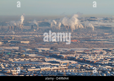 Ein Blick über in Grangemouth Ölraffinerie Komplex auf den Firth of Forth. Stockfoto