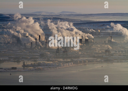 Ein Blick über in Grangemouth Ölraffinerie Komplex auf den Firth of Forth. Stockfoto