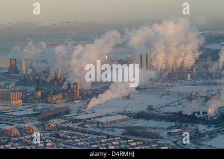 Ein Blick über in Grangemouth Ölraffinerie Komplex auf den Firth of Forth. Stockfoto