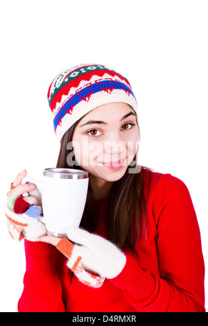 Junge Mädchen in Winterkleidung hält eine Kaffeetasse mit textfreiraum drauf. Wintermütze und fingerlose Handschuhe tragen. Isoliert. Stockfoto