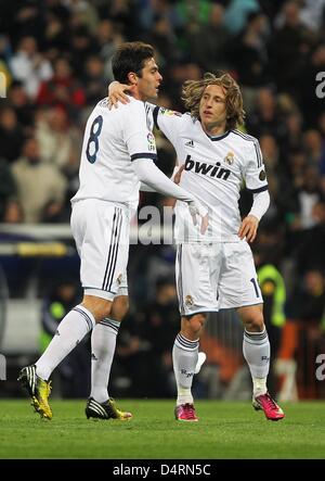 Real Madrid Kaka (L) und Luka Modric (R) feiern nach Higuain ist (nicht abgebildet) 1:1-Equalizer während des spanischen Primera Division-Fußball-Spiels zwischen Real Madrid und RCD Mallorca im Santiago Bernabeu Stadion in Madrid, Spanien, 16. März 2013. Madrid gewann 5:2. Foto: Fabian Stratenschulte/dpa Stockfoto