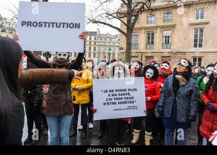 Paris, Frankreich. 'Medecins-du-Monde', (französische Doktoren) LDH 'Human Rights League', NGO's, drängen chinesische Prostitution, die gegen das aktuelle Passivanwaltungsgesetz in Paris protestiert. Menschenrechtsaktivisten der „Prostitution“, mit Protestschildern auf Street Sans Papiers Stockfoto