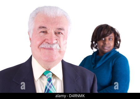 Business-Mann und seine Verwalter hinter ihm. Isoliert auf weiss. Multikulturelle. Stockfoto