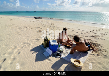 Paar spielen Backgammon auf den Strand von Anegada, British Virgin Islands. Stockfoto