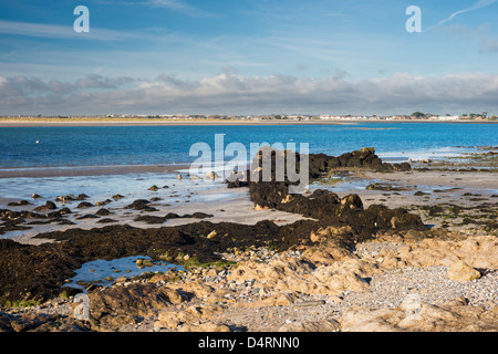 Blick über die Bucht von Dublin in Richtung Dollymount Strang aus Sutton, mit natürlicher Belichtung aus Karbon Kalkstein im Vordergrund Stockfoto