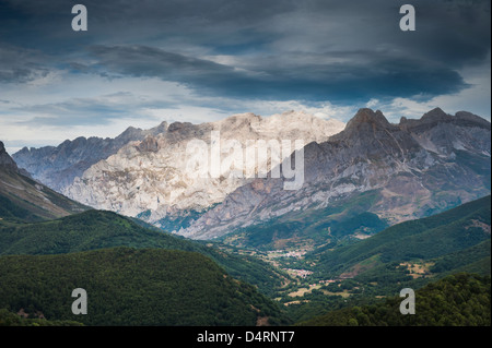 Blick vom Puerto de Panderruedas über Valdeón, in den Nationalpark Picos de Europa, León Provinz Castilla y León, Spanien Stockfoto