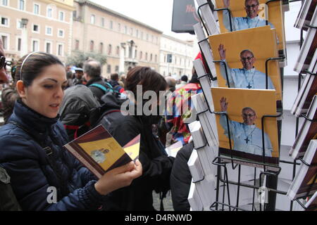 Vatikan-Stadt. 17. März 2013. Der erste Angelus Sonntag Segen von Papst Francis in Sankt Peter Platz, Vatikanstadt, Rom Stockfoto