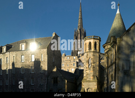 alte Architektur der Stadt im stimmungsvollen Licht Grassmarket mit St. Giles Kathedrale Stockfoto