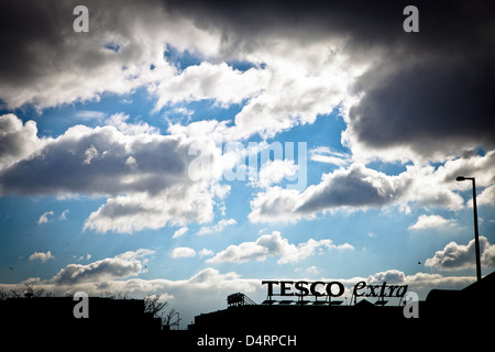 Tesco Extra Ladenschild gegen blauen Himmel und Wolken Stockfoto