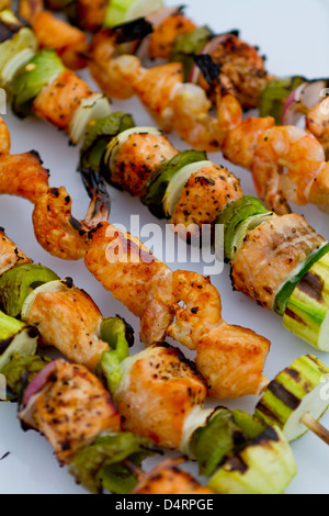 Frisch gekochter Lachs Fisch Kebabs auf dem Teller fertig zum Verzehr. Stockfoto