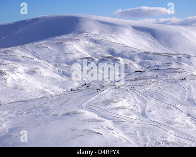 Gesamtansicht von Glenshee Skigebiet Sonnenseite in Schottland Stockfoto