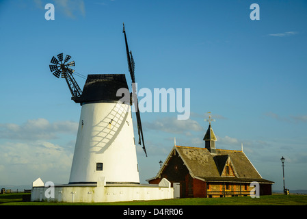 Die Windmühle und Lytham Rettungsboot Altbau Wahrzeichen auf dem Grün an Lytham Lancashire England Stockfoto