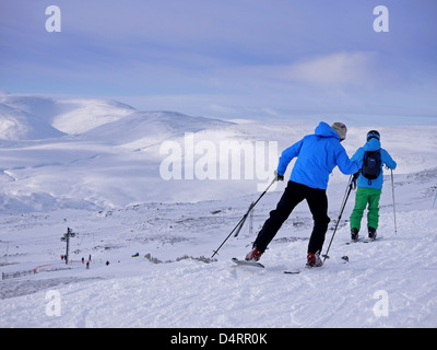 Skifahrer in Glenshee Skigebiet in Schottland zu durchqueren, über den Hügel Stockfoto