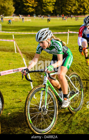 Konkurrent im Rapha Super Cross Querfeldein-Rennen in Broughton Hall in der Nähe von Skipton North Yorkshire England Stockfoto