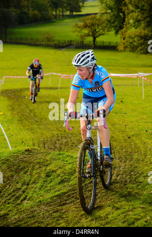 Konkurrenten im Rapha Super Cross Querfeldein-Rennen in Broughton Hall in der Nähe von Skipton North Yorkshire England Stockfoto