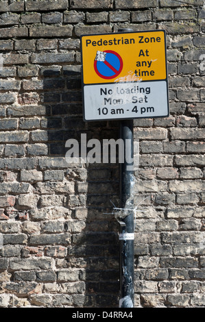 Eine Fußgängerzone und kein Laden anmelden einen Beitrag gegen eine Mauer an der St. Andrew's Street Cambridge UK Stockfoto