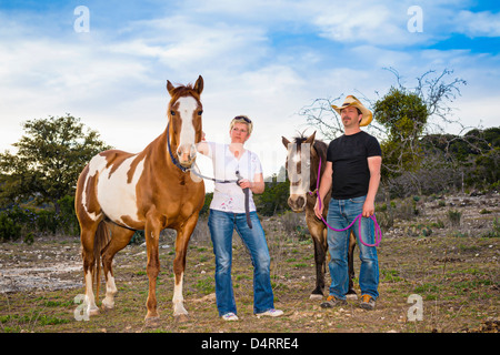 Älteres Paar mit Pferden, männliche 50 kaukasischen, weiblich 45 kaukasischen, Texas, USA Stockfoto