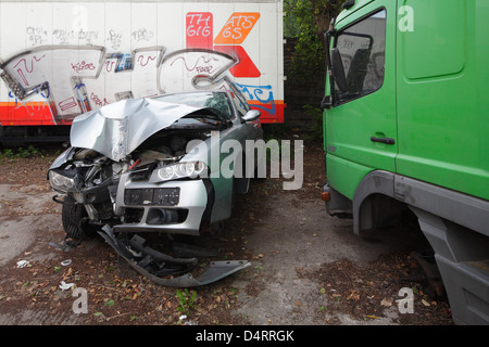 Berlin, Deutschland, Krankenwagen in der Hauptstraße geparkt Stockfoto