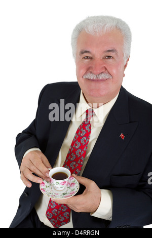 Türkischer Geschäftsmann seinen Kaffee trinken, tragen rote Krawatte und Anzug. Isoliert auf weiss. Stockfoto