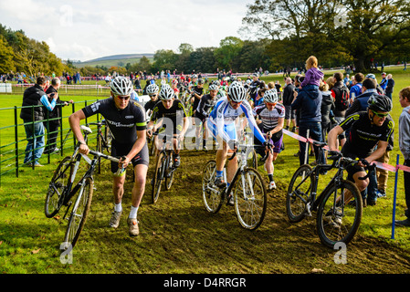 Konkurrenten im Rapha Super Cross Querfeldein-Rennen in Broughton Hall in der Nähe von Skipton North Yorkshire England Stockfoto