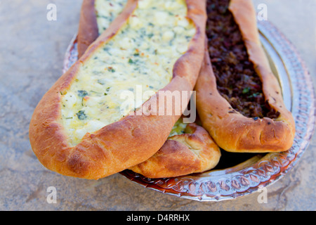 Türkische Käse und Boden Rindfleisch Pides im osmanischen Stil Kupfer Platte ergänzt. Stockfoto