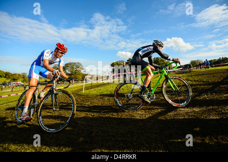 Konkurrenten im Rapha Super Cross Querfeldein-Rennen in Broughton Hall in der Nähe von Skipton North Yorkshire England Stockfoto