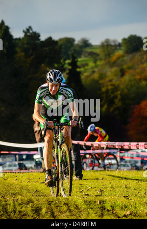 Konkurrenten im Rapha Super Cross Querfeldein-Rennen in Broughton Hall in der Nähe von Skipton North Yorkshire England Stockfoto