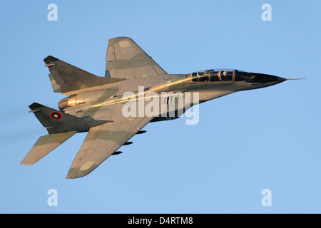 Eine bulgarische Luftwaffe MiG-29UB bei einem Testflug über Bulgarien. Stockfoto