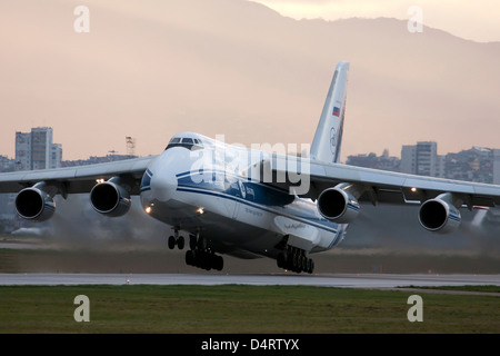 Volga Dnepr Antonov An-124-100 Flugzeug abheben bei Sonnenuntergang vom Flughafen Sofia, Bulgarien. Stockfoto