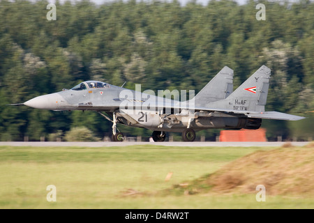 Ungarische Luftwaffe MiG-29A Landung auf der Piste in Kecskemét, Ungarn. Stockfoto