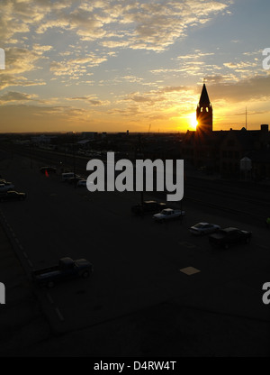 Gelbe Sonne hinter schwarze Silhouette Turm Union Pacific Railroad Depot,, aus Fluss-Viadukt, Cheyenne, Wyoming, USA Stockfoto