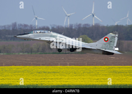 Eine bulgarische Luftwaffe MiG-29UB Flugzeug startet von Balchik Air Base, Bulgarien. Stockfoto